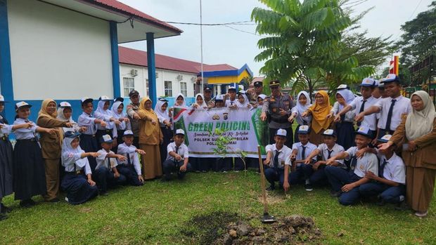 Polres Dumai memasifkan gerakan penanaman pohon dengan mengajak pelajar MAN dan SMP, Senin (28/7/2025).