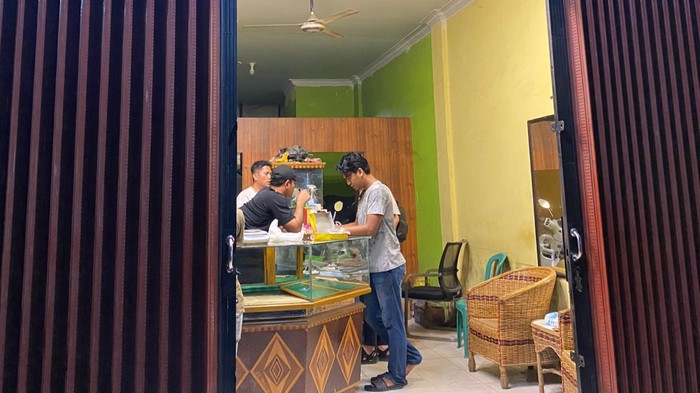 Polres Kuansing menggeledah toko emas di Kampar Kiri yang diduga menampung emas hasil penambangan ilegal di Kuansing, Senin (28/7/2025).