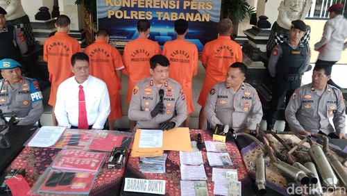 Polres Tabanan merilis tersangka narkoba selama bulan Juli di Mapolres Tabanan, Senin (28/7/2025). (Krisna Pradipta)
