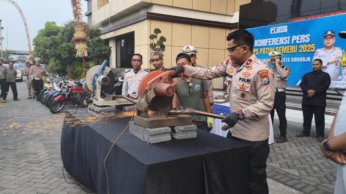 Pemusnahan barang bukti hasil Operasi Patuh Semeru yang digelar Polresta Sidoarjo