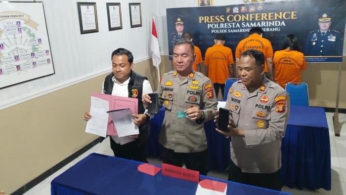 Polsek Samarinda Seberang saat mengamankan 5 pelaku penipuan dan pemerasan. Foto: Istimewa