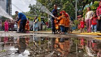 Kegiatan ini menjadi bagian dari edukasi dini tentang pentingnya keberanian, tolong-menolong, dan kewaspadaan terhadap bahaya kebakaran. Anak-anak yang datang mengenakan seragam sekolah tampak antusias mengikuti setiap sesi yang dipandu langsung oleh petugas damkar berpengalaman.