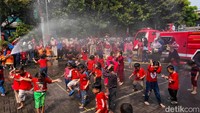 Dalam sesi interaktif, petugas damkar menjelaskan tugas dan tanggung jawab mereka dalam bahasa yang sederhana dan menyenangkan. Mereka juga memberikan tips dasar tentang cara menghadapi kebakaran, seperti tidak bermain api, segera memberitahu orang dewasa jika melihat asap atau api, dan pentingnya tidak panik.