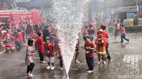 Dengan senyum lebar dan sorakan riang, mereka dikenalkan pada berbagai perlengkapan pemadam, mulai dari pakaian pelindung, helm, hingga selang air besar yang biasa digunakan dalam memadamkan api. Tawa ceria terlihat saat anak-anak diajarkan memegang selang dan menyemprotkan air. Sejumlah anak-anak tampak antusias bermain basah-basahan.