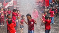 Tak hanya edukatif, kegiatan ini juga menyisipkan permainan seru seperti lomba pakai helm damkar dan simulasi sederhana penyelamatan boneka. Anak-anak yang berani tampil diberi hadiah kecil sebagai bentuk apresiasi. Dengan kegiatan seperti ini, diharapkan lahir generasi muda yang tidak hanya cerdas, tapi juga peduli terhadap keselamatan, berani menolong, dan memahami peran penting profesi yang sering kali tak terlihat namun sangat berjasa.