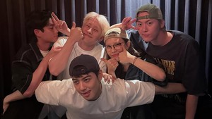 Moon Sua, adik mendiang Moonbin, ikut menikmati hari terakhir kebebasan rekan abangnya. (Foto: dok. @eunwo.o_c)
