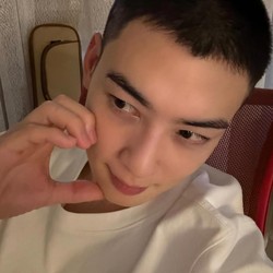 Cha Eun Woo Jadi Pusat Perhatian di Barak Militer