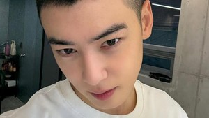 Cha Eun Woo memamerkan potongan rambut barunya sebelum menjalani boot camp pelatihan dasar 5 minggu ke depan. (Foto: dok. @eunwo.o_c)