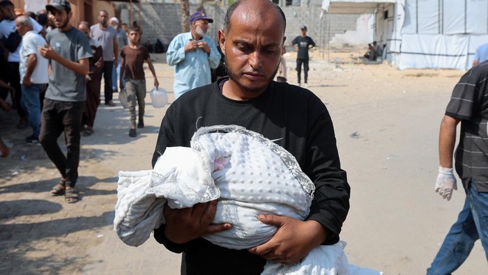 SENSITIVE MATERIAL. THIS IMAGE MAY OFFEND OR DISTURB    A man carries the body of Palestinian baby Zainab Abu Haleeb, who died due to malnutrition, according to health officials, at Nasser Hospital in Khan Younis, southern Gaza Strip, July 26, 2025. REUTERS/Ramadan Abed      TPX IMAGES OF THE DAY
