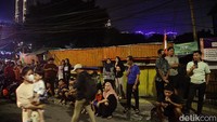 Kebakaran disebut berlangsung sejak magrib. Hingga kini, proses pemadaman masih berlangsung.