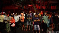 Pemadam kebakaran meminta warga menjauh dari lokasi titik api, lantaran api masih berkobar.