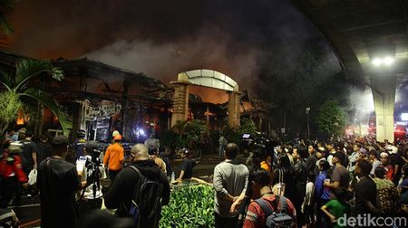 Potret Warga Tumpah Ruah Saksikan Kebakaran Pasar Taman Puring