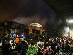 Potret Warga Tumpah Ruah Saksikan Kebakaran Pasar Taman Puring