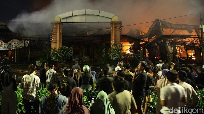 Kebakaran melanda Pasar Taman Puring, Jakarta Selatan, Senin (28/7/2025) malam. Kebakaran tersebut menjadi tontonan warga.
