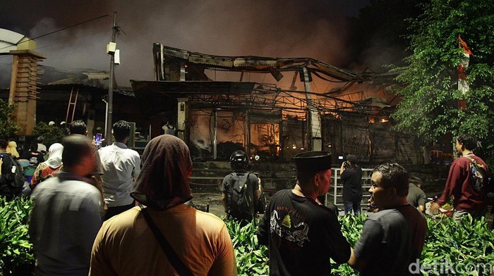 Kebakaran melanda Pasar Taman Puring, Jakarta Selatan, Senin (28/7/2025) malam. Kebakaran tersebut menjadi tontonan warga.