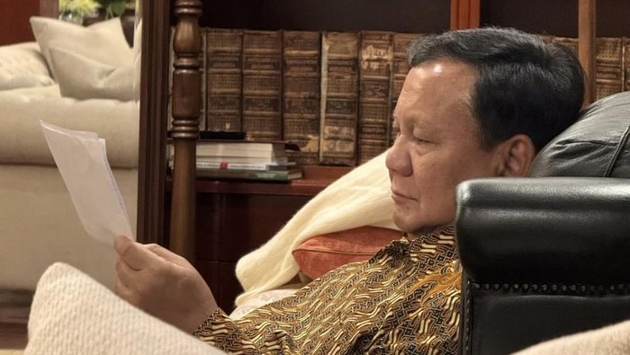 Presiden Prabowo membaca surat dari siswa Sekolah Rakyat
