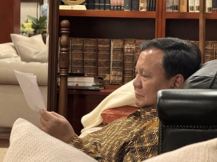 Presiden Prabowo membaca surat dari siswa Sekolah Rakyat