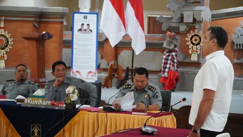Pria berkebangsaan Italia, Graziano Mura, menjalani sidang pengajuan kewarganegaraan Indonesia di Kanwil Kementerian Hukum Bali, Senin (28/7/2025). (Foto: Dok. Kanwil Hukum Bali).