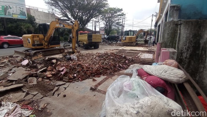 Proses pembongkaran bangunan liar di saluran irigasi Cimulu Tasikmalaya.
