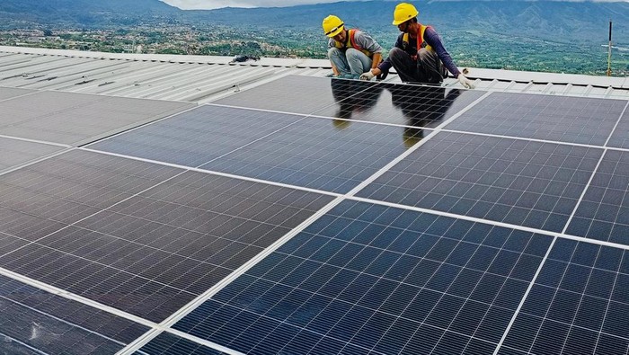 Ramah Lingkungan, Mal Kini Gunakan Energi Surya Teknisi memasang panel surya di salah satu operator pusat perbelanjaan di Cikarang, Senin (28/7/2025). Sejumlah pusat perbelanjaan mulai meanfaatkan tenaga surya sebagai sumber energi alternatif yang ramah lingkungan.