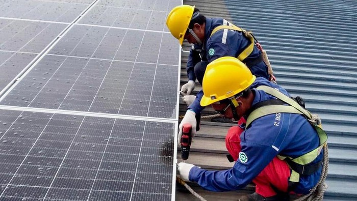 Ramah Lingkungan, Mal Kini Gunakan Energi Surya Teknisi memasang panel surya di salah satu operator pusat perbelanjaan di Cikarang, Senin (28/7/2025). Sejumlah pusat perbelanjaan mulai meanfaatkan tenaga surya sebagai sumber energi alternatif yang ramah lingkungan.