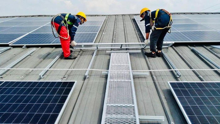 Ramah Lingkungan, Mal Kini Gunakan Energi Surya Teknisi memasang panel surya di salah satu operator pusat perbelanjaan di Cikarang, Senin (28/7/2025). Sejumlah pusat perbelanjaan mulai meanfaatkan tenaga surya sebagai sumber energi alternatif yang ramah lingkungan.