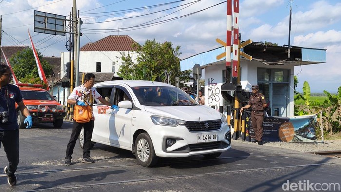 Rekonstruksi kecelakaan mobil vs KA Batara Kresna di jalan Lingkar Timur, Kelurahan Gayam, Sukoharjo, tepatnya di depan Terminal Sukoharjo, Senin (28/7/2025).