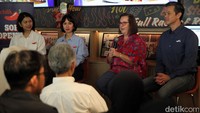 Chili’s® Indonesia Partner dari Rajafa Boga Group Aninda Bestari, Global Director of Business Services Chili’s®, Katy Wilkinson dan Director of Operations & Business Development APAC, Tony de Graaf memberikan keterangan pers terkait pembukaan restoran Chili’s® Indonesia. Gerai makanan yang berasal dari Dalas, Texas, Amerika, ini siap menyajikan makanan khasnya terdapat menu ikonik mulai dari varian Big Mouth Burgers seperti Oldtimer dan Beef Bacon Burger, Sizzling Fajitas, Hand-Battered Chicken Crispers, hingga dessert Molten Chocolate Cake untuk dinikmati konsumen Indonesia.