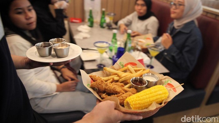 Pengunjung mencicipi makanan di Chili’s®, Tribeca Central Park Mall, Jakarta Barat, Senin (28/7/2025).