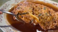 Isiannya berupa tepung, sayuran dan tentunya telur. Ketebalan yang pas membuat fuyunghai buatan Arpah menyeram bumbu pelengkap dengan baik. Foto: Tim detikfood