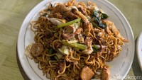 Salah satu menu andalan yang konon paling banyak dipesan adalah mie goreng. Porsinya banyak, bahkan cukup untuk 3-4 orang. Foto: Tim detikfood