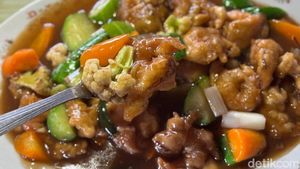 Cicip Fuyunghai dan Udang Kuluyuk Buatan Mantan Chef Hotel Bersejarah