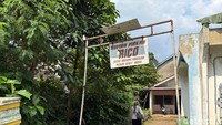Papan bertuliskan RM Rico menjadi penanda tempat makan ini. Berdiri sejak 1984, RM Rico berdiri di atas tanah bekas sawah yang dibeli Pak Arpah, pemiliknya. Foto: Tim detikfood