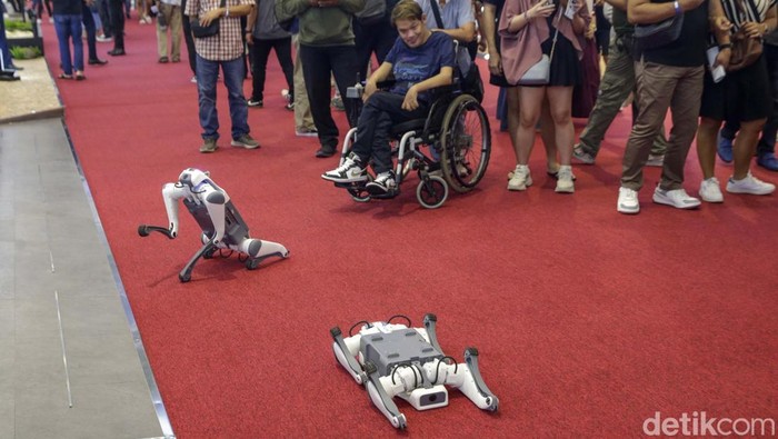 Robot Anjing Argos Curi Perhatian di Booth Jaecoo GIIAS 2025 Dua robot anjing Argos hibur pengunjung GIIAS 2025. Tak hanya lucu, robot ini juga dilengkapi sensor pintar dan bisa mengikuti berbagai perintah.