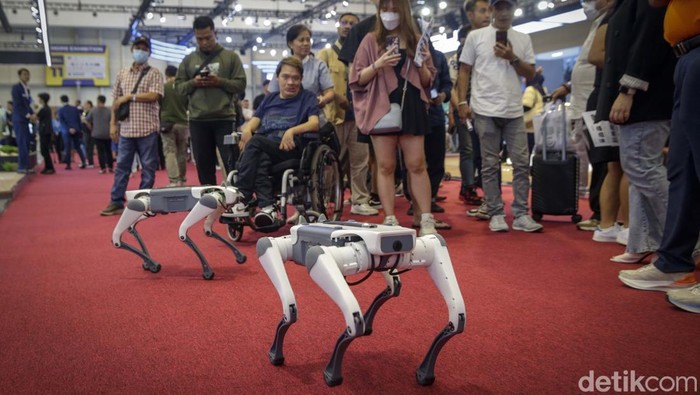 Dua robot anjing Argos hibur pengunjung GIIAS 2025. Tak hanya lucu, robot ini juga dilengkapi sensor pintar dan bisa mengikuti berbagai perintah.