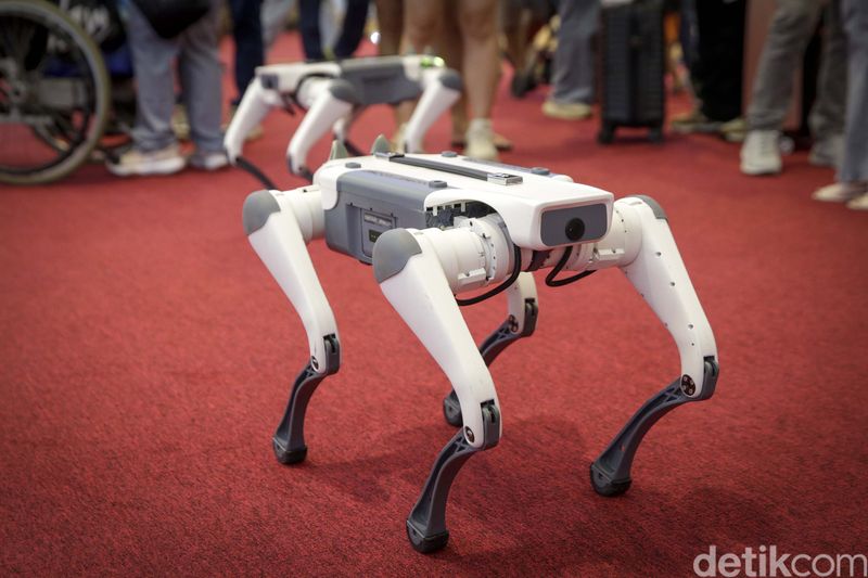 Dua robot anjing Argos hibur pengunjung GIIAS 2025. Tak hanya lucu, robot ini juga dilengkapi sensor pintar dan bisa mengikuti berbagai perintah.