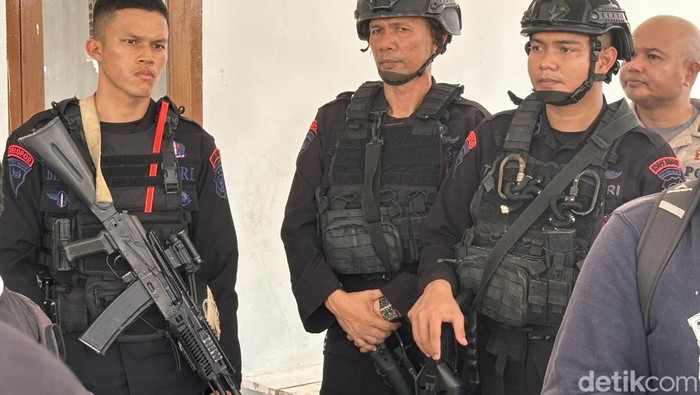 Kepolisian menjaga Rumah doa di Padang yang dirusak