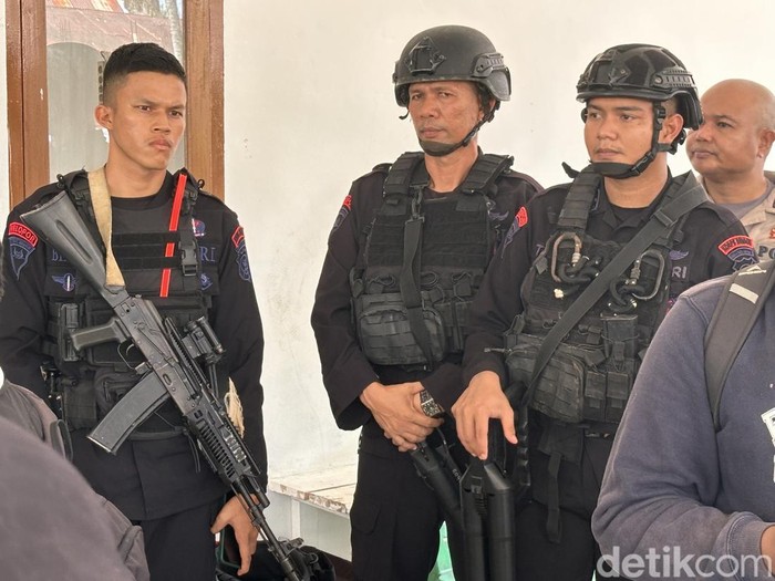 Kepolisian menjaga Rumah doa di Padang yang dirusak