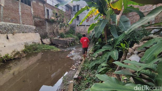 Rumah yang ditutup aksesnya dan lokasi yang dilewati siswi SD viral berangkat sekolah lewat sungai, di Lamongan Selatan, Kelurahan Bendan Ngisor, Kecamatan Gajahmungkur, Kota Semarang, Senin (28/7/2025).