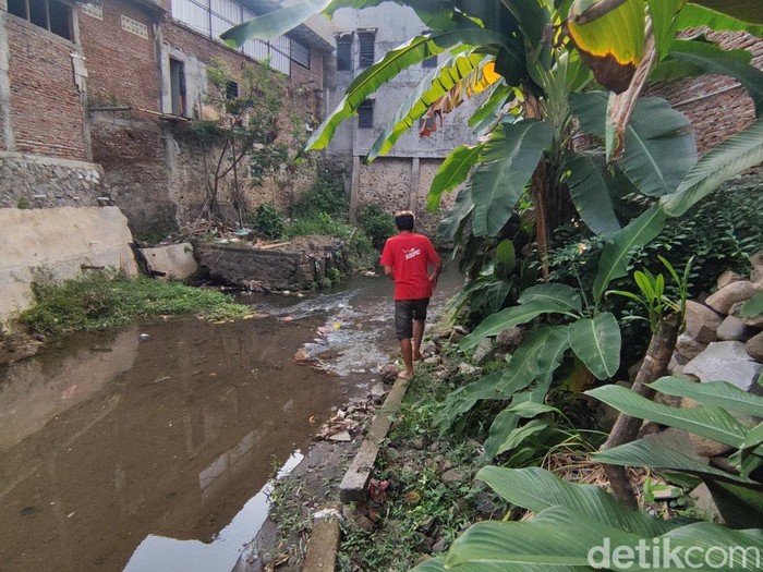 Rumah yang ditutup aksesnya dan lokasi yang dilewati siswi SD viral berangkat sekolah lewat sungai, di Lamongan Selatan, Kelurahan Bendan Ngisor, Kecamatan Gajahmungkur, Kota Semarang, Senin (28/7/2025).