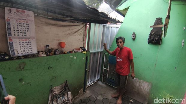 Rumah yang ditutup aksesnya dan lokasi yang dilewati siswi SD viral berangkat sekolah lewat sungai, di Lamongan Selatan, Kelurahan Bendan Ngisor, Kecamatan Gajahmungkur, Kota Semarang, Senin (28/7/2025).