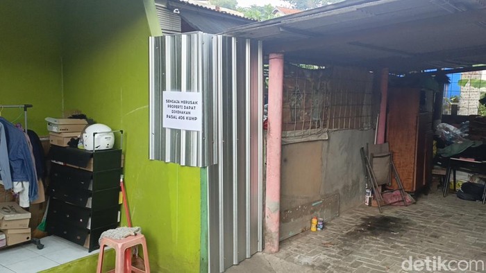 Rumah yang ditutup aksesnya dan lokasi yang dilewati siswi SD viral berangkat sekolah lewat sungai, di Lamongan Selatan, Kelurahan Bendan Ngisor, Kecamatan Gajahmungkur, Kota Semarang, Senin (28/7/2025).