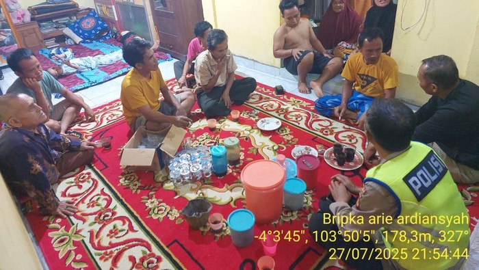 Saat pihak kepolisian mendatangi kedua korban di rumahnya masing-masing.