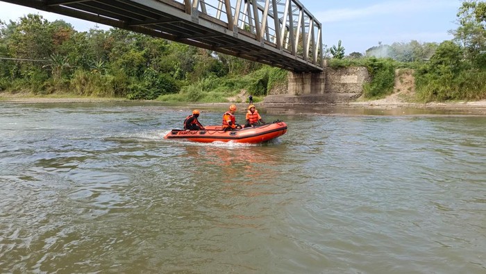 Saat Tim SAR melakukan pencarian terhadap pemancing yang tenggelam di Sungai Lematang