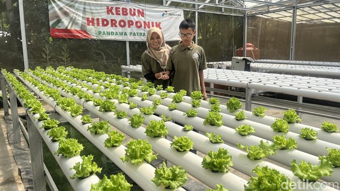 Salah satu penyandang disabilitas Bagas Supriyanto bersama ibunya ditemui di Green House Pandawa Patra, Boyolali, Senin (28/7/2025).