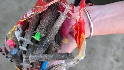 Sampah medis jarum suntik bekas yang diperkirakan berjumlah belasan ditemukan di Pantai Legian, Badung, dan viral di medsos. (Istimewa)