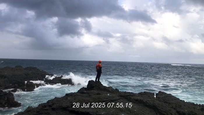 Tim SAR saat melakukan penyisiran di sekitar lokasi hilangnya seorang perempuan asal Jakarta Timur di Pantai Siung, Gunungkidul, Senin (28/7/2025).