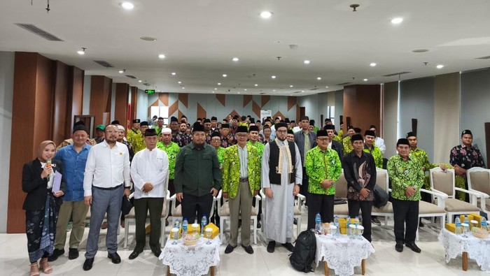 Pengurus DMI dan Pengurus Lembaga Falakiyah PBNU bersama dengan Ketua Imam Foundation Inggris di acara Sarasehan DMI, Jakarta, Senin (28/7/2025).