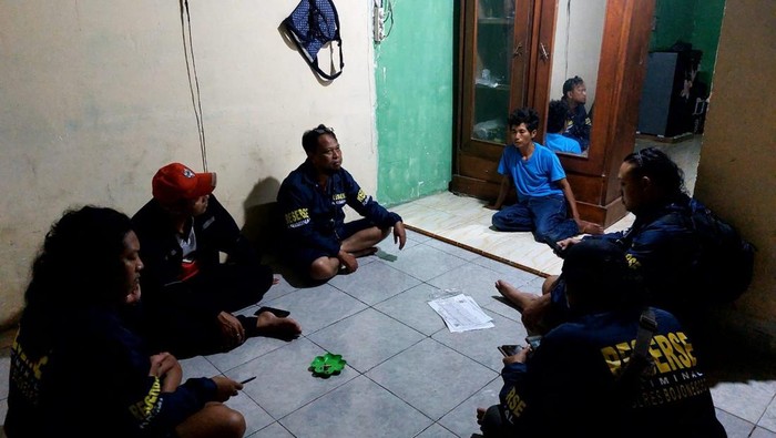 Satreskrim Bojonegoro saat mendatangi rumah terduga penganiaya kurir COD dan bertemu dengan keluarga terlapor.