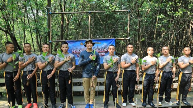 Sebanyak sepuluh Taruna Akademi Kepolisian (Akpol) menggelar kegiatan penanaman 100 pohon bakau di Taman Wisata Alam Angke, Jakarta Utara. (Dok Polri).